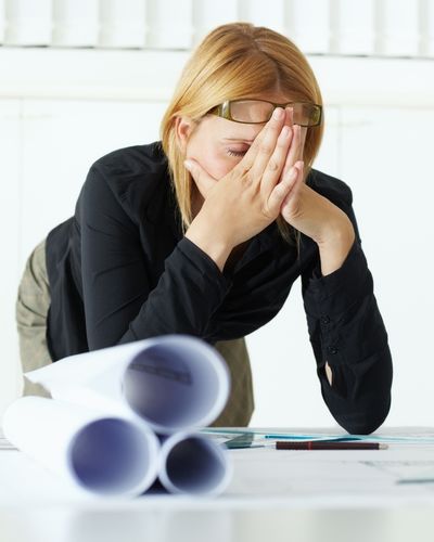 Gestion du stress au travail 7 employée stréssée et fatiguée à son bureau
